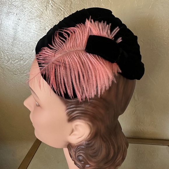 MODISH 1950s\' BLACK DRAPED VELVET HAT WITH PINK FEATHERS main image 11
